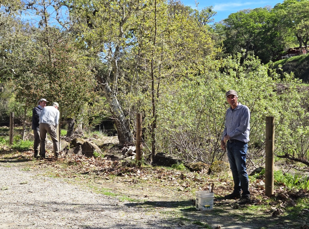 Clem and Bob on the 2nd post, Chris finishing up the 1st post!